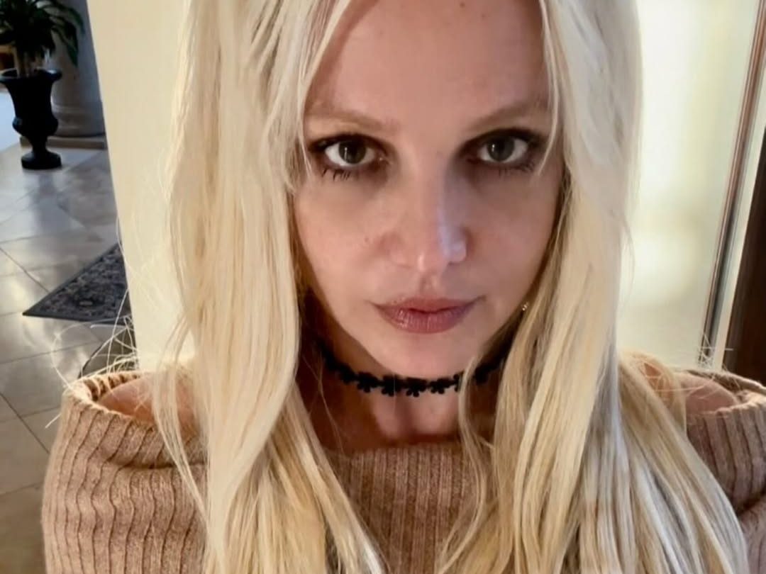 Britney Spears fuma durante voo e recebe advertência de autoridades