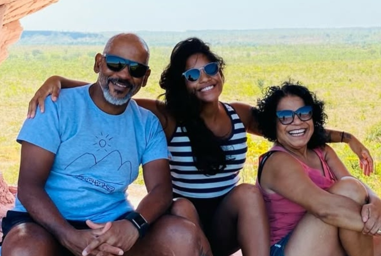 Familiares e amigos prestam homenagens emocionadas a Juliana Marins após tragédia