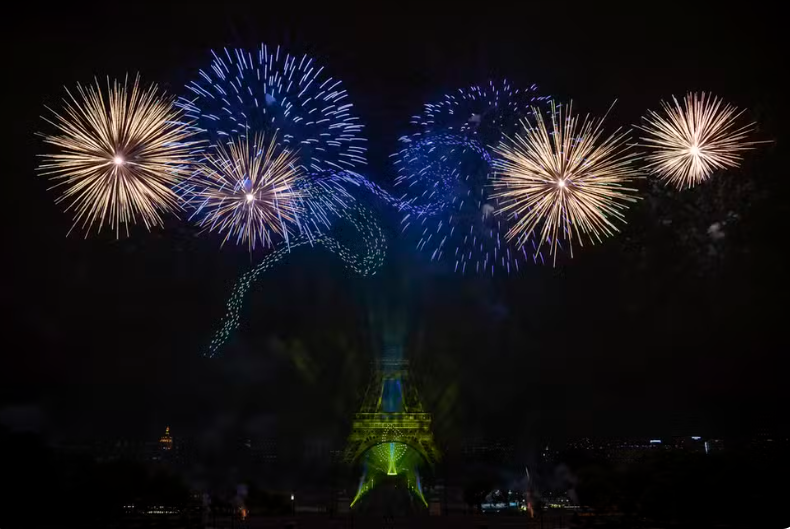 Torre Eiffel é iluminada com as cores do Brasil durante celebração do Dia da Bastilha
