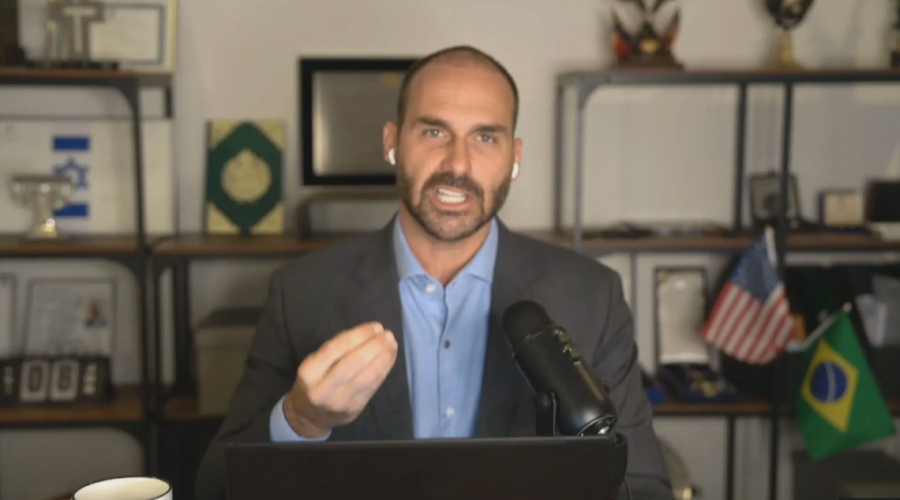 Eduardo Bolsonaro descarta renúncia e diz que pode manter mandato por mais três meses