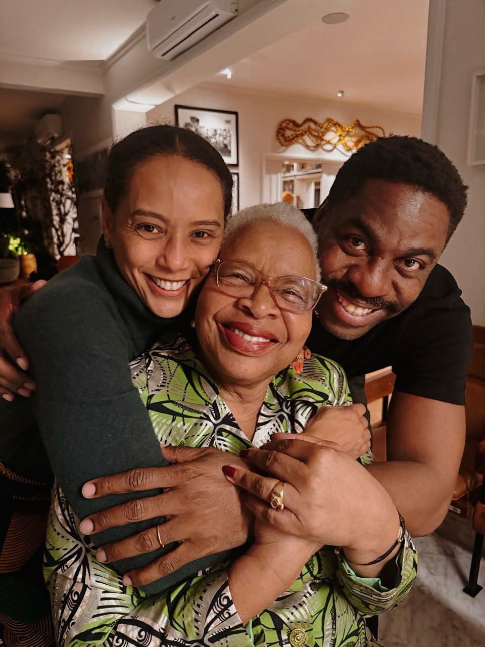Taís Araújo e Lázaro Ramos recebem viúva de Nelson Mandela em sua casa
