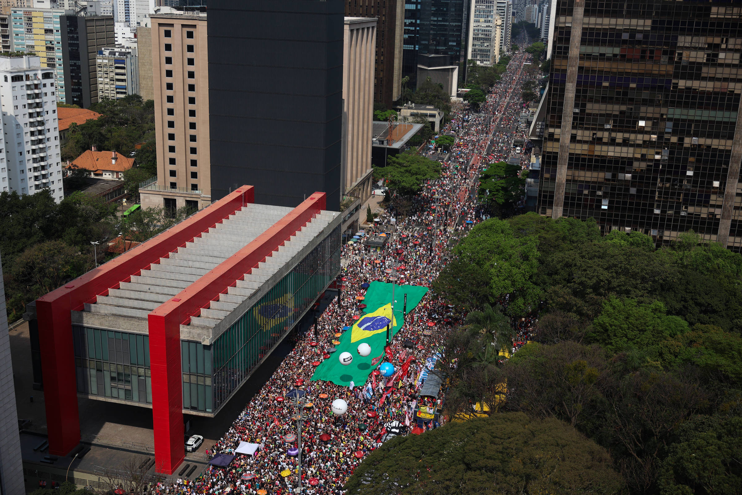 Viaturas da GCM avançam sobre manifestantes em ato contra “Anistia” e “PEC da Blindagem” na Avenida Paulista
