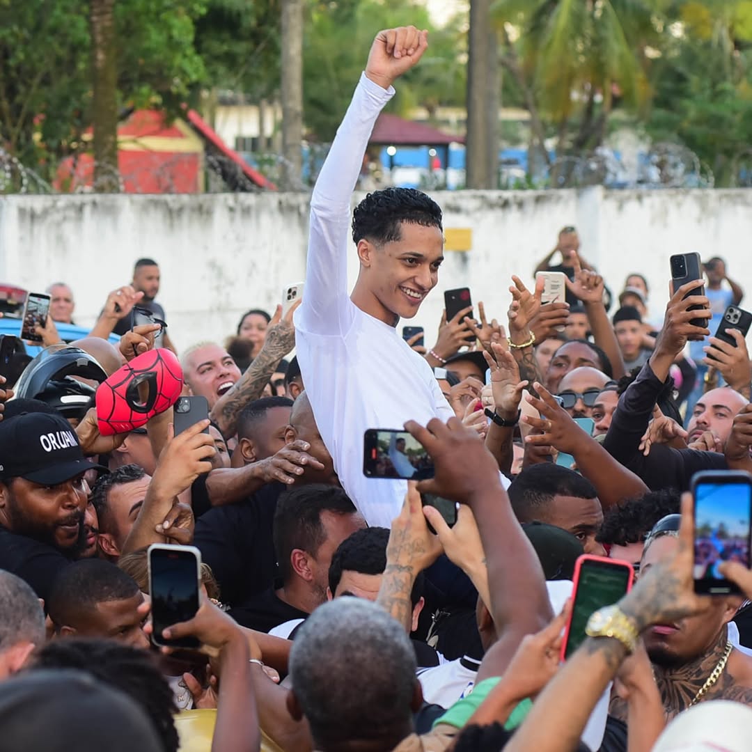 Rapper Oruam é solto após mais de dois meses no presídio de Bangu