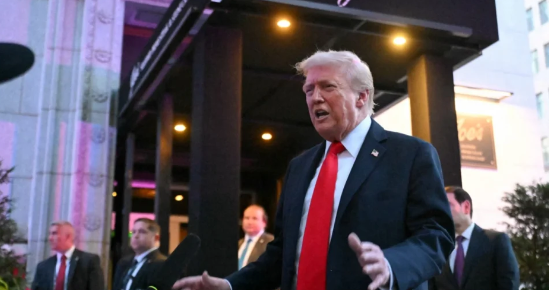 Donald Trump é vaiado e  chamado de “Hitler  do nosso tempo” por manifestantes em restaurante próximo à Casa Branca.