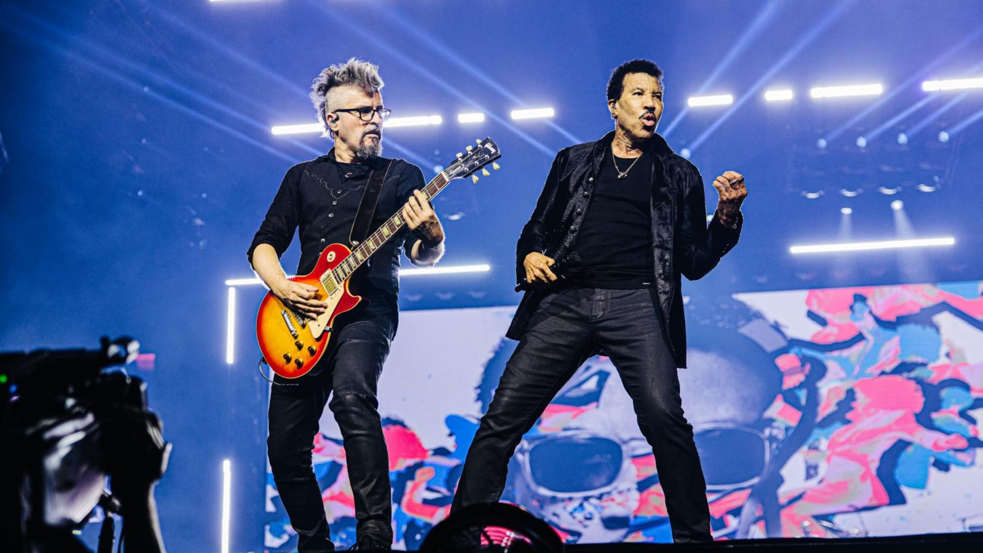 Veja quem é o guitarrista brasileiro vai integrar a banda de Lionel Richie no The Town 2025