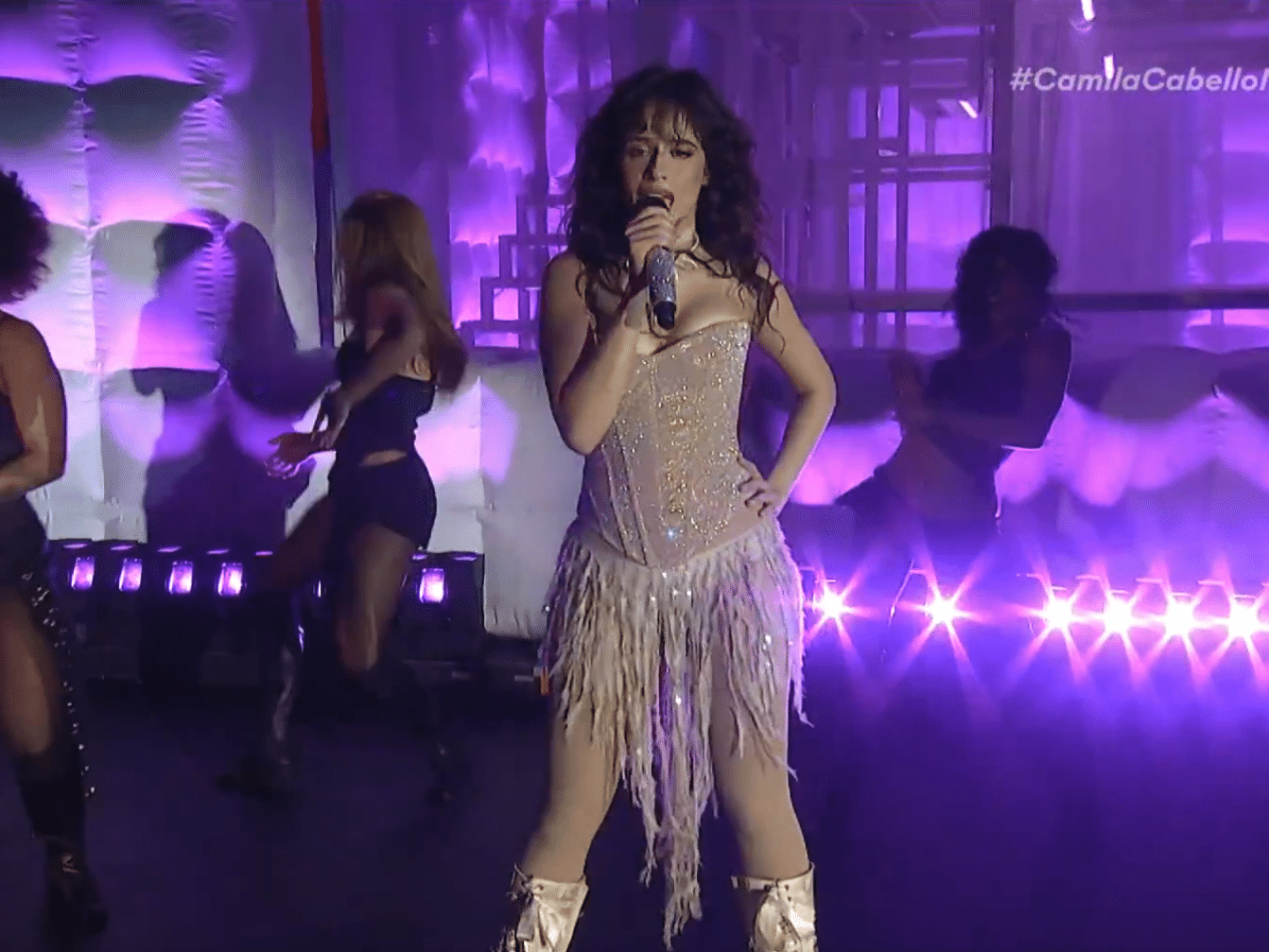 Camila Cabello conquista público brasileiro em penúltima noite do “The Town 2025”